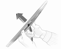 Wischerarm anheben. Wischerblatt ausrasten und abnehmen.