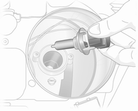 4. Glühlampe aus der Lampenfassung ziehen und neue Glühlampe einsetzen.