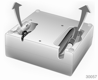 3. Elektrisches Anschlusskabel und Luftschlauch aus den Staufächern an der Unterseite