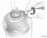 4. Luftschlauch des Kompressors an den Anschluss der Dichtmittelflasche schrauben.
