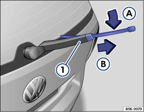 Abb. 17 Scheibenwischerblatt hinten auswechseln.