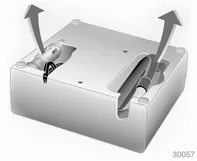 3. Elektrisches Anschlusskabel und Luftschlauch aus den Staufächern an der Unterseite